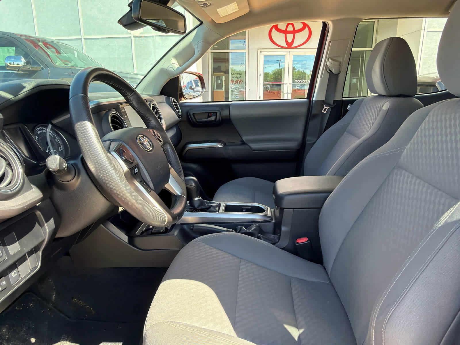 Used 2020 Toyota Tacoma SR5 RWD image 28