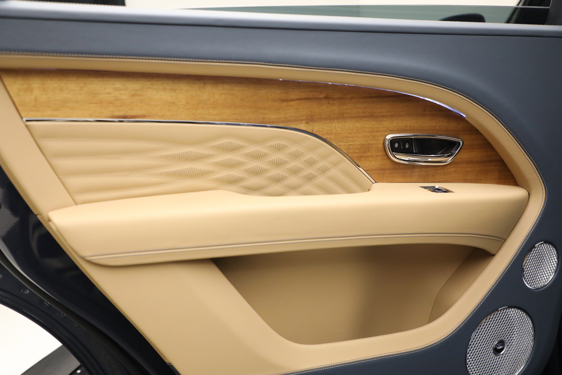 Certified 2025 Bentley Bentayga Extended Wheelbase AWD/4WD image 24