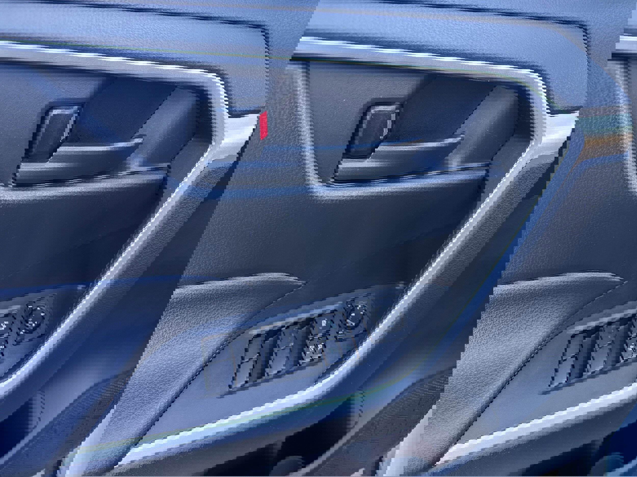 Used 2020 Toyota RAV4 LE image 7