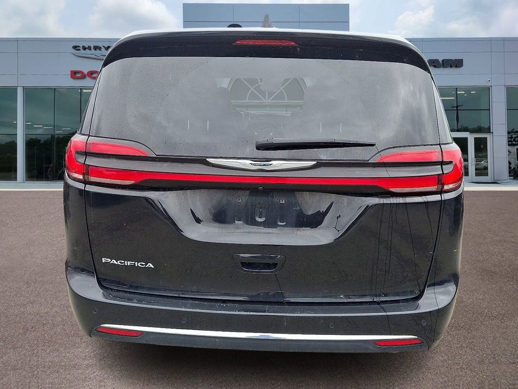 Used 2024 Chrysler Pacifica Touring-L FWD image 5
