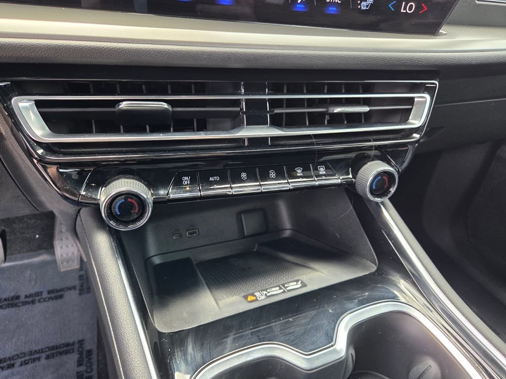 Used 2025 Chevrolet Traverse LT w/ Midnight/Sport Edition FWD image 25