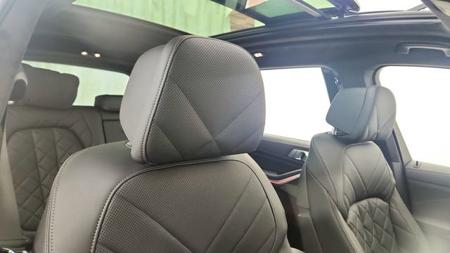 Used 2024 BMW X7 xDrive40i w/ M Sport Package image 23