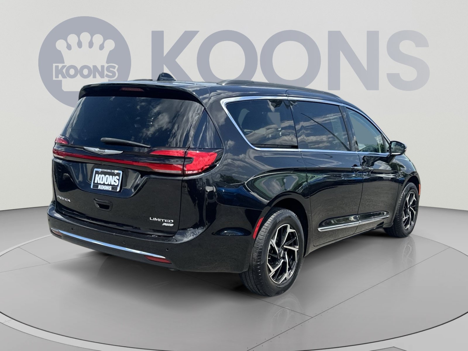Used 2023 Chrysler Pacifica Limited w/ Uconnect Theater Family Group AWD/4WD image 11