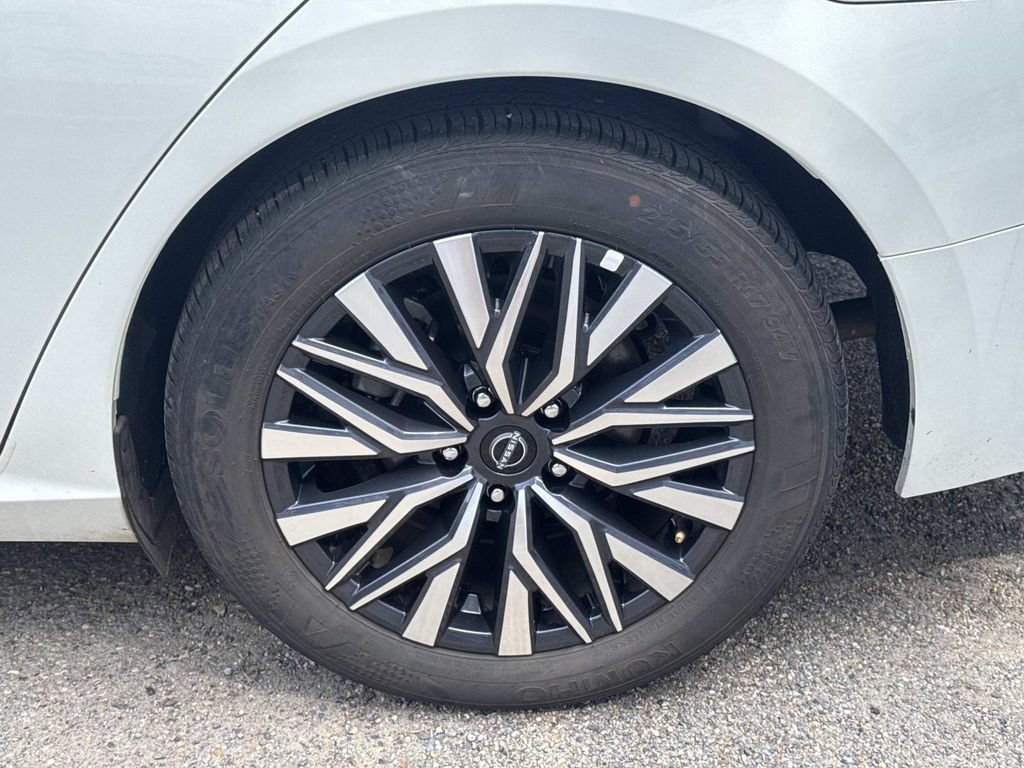 Used 2025 Nissan Altima 2.5 SV FWD image 13
