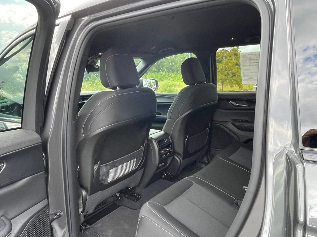 Certified 2026 Jeep Grand Cherokee Laredo RWD image 36