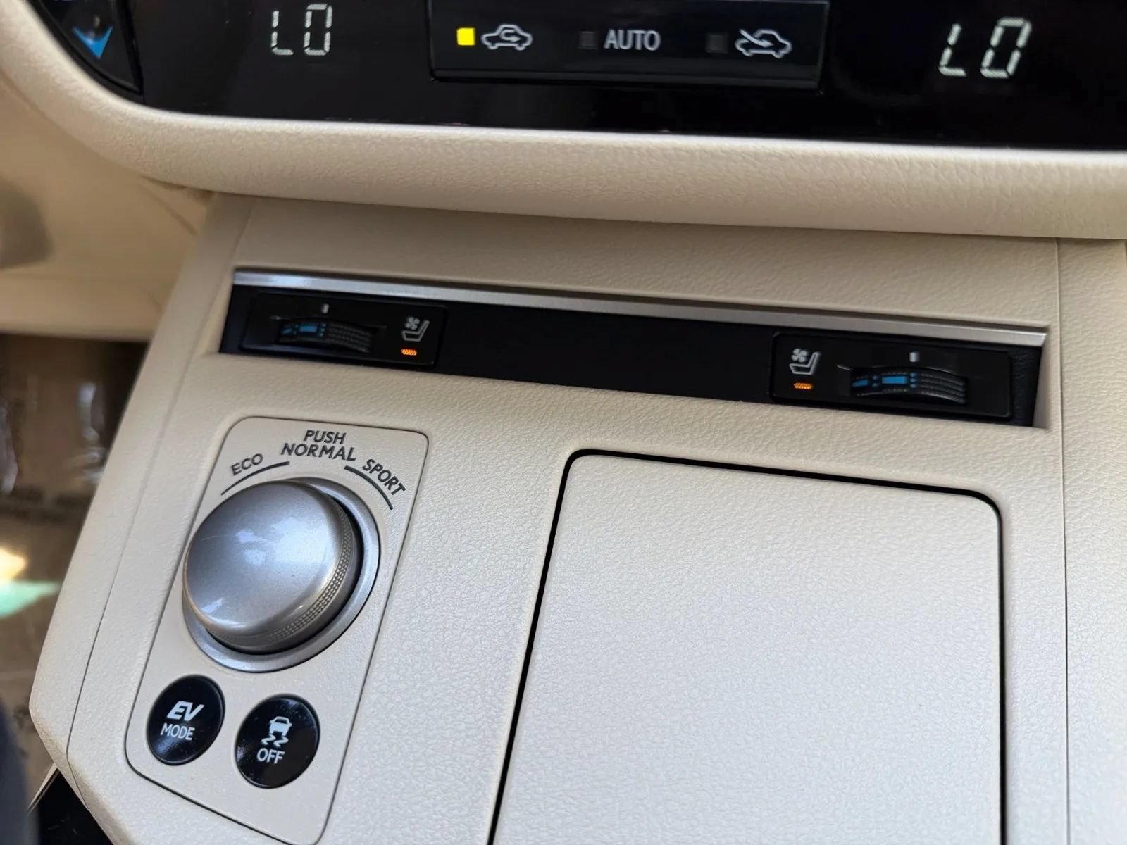 Used 2014 Lexus ES 300h w/ Premium Package w/Bamboo Trim FWD image 15