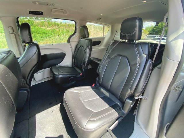 Used 2024 Chrysler Pacifica Touring-L FWD image 22