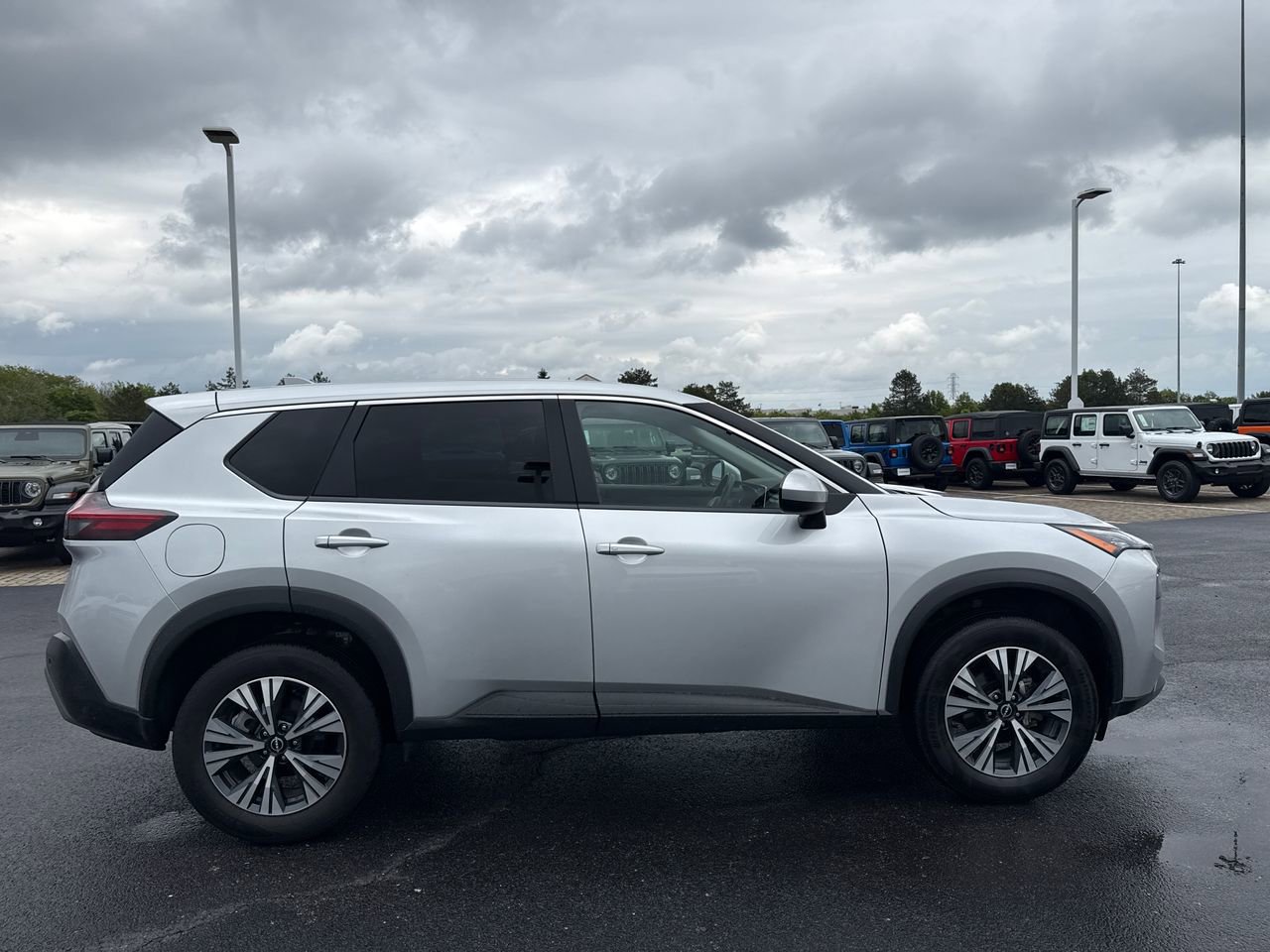 Used 2023 Nissan Rogue SV AWD/4WD image 2