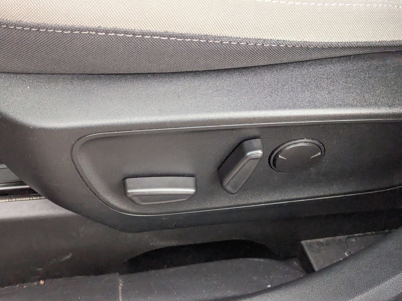 Used 2022 Ford Escape SE w/ SE Sport Appearance Package image 24