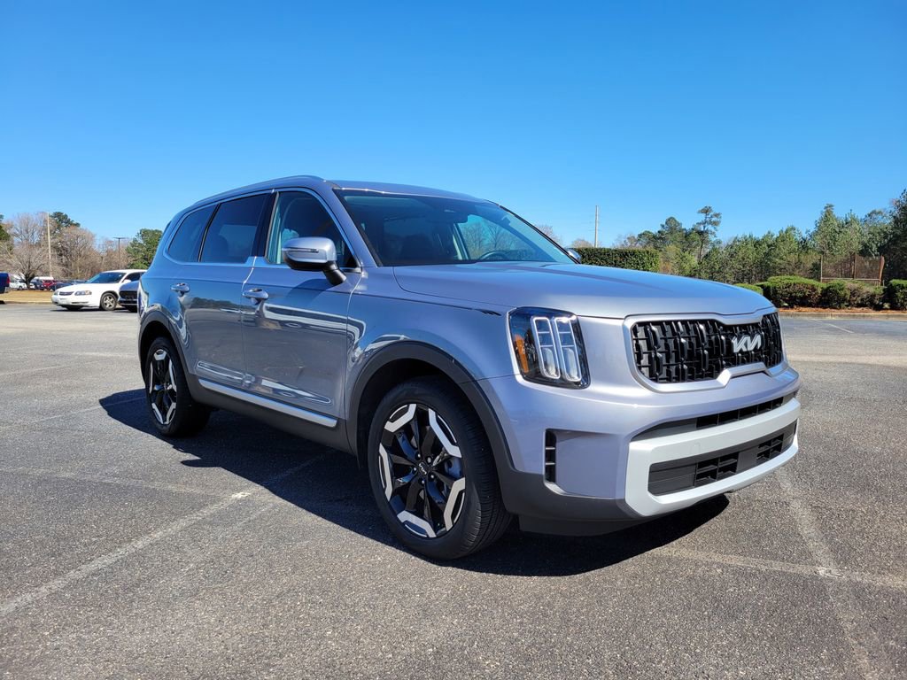 Used 2024 Kia Telluride EX w/ EX Captain's Chair Package image 7