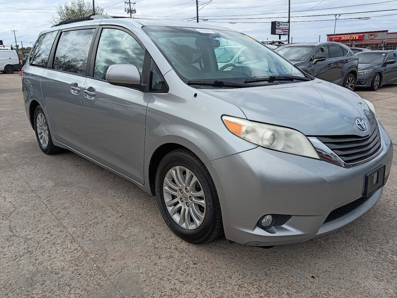 Used 2014 Toyota Sienna XLE w/ Entertainment Package image 3