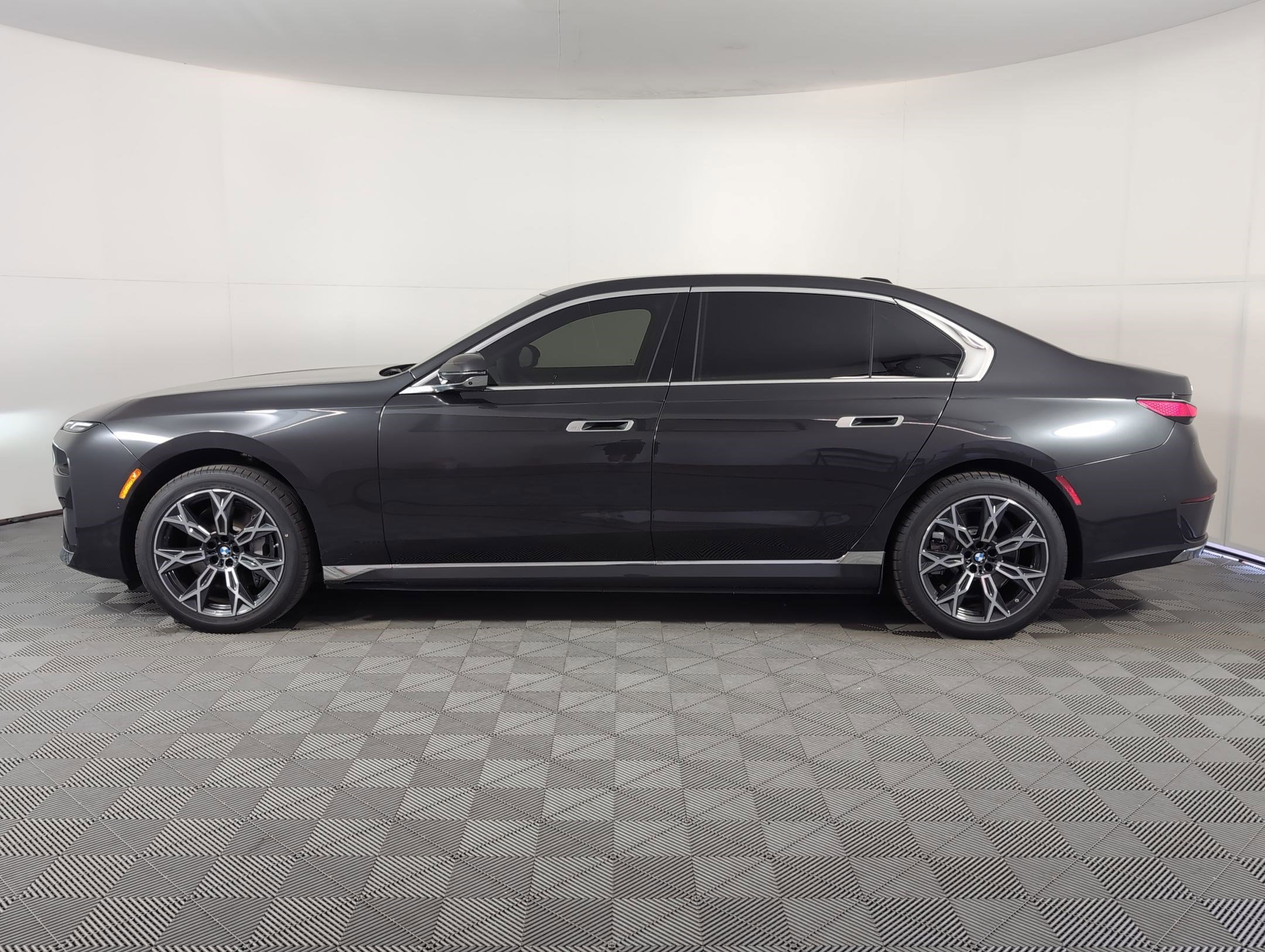 New 2025 BMW i7 eDrive50 w/ Premium Package image 2