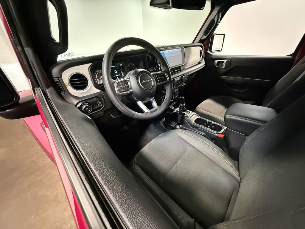 Used 2024 Jeep Wrangler Unlimited Sahara w/ Technology Group AWD/4WD image 57