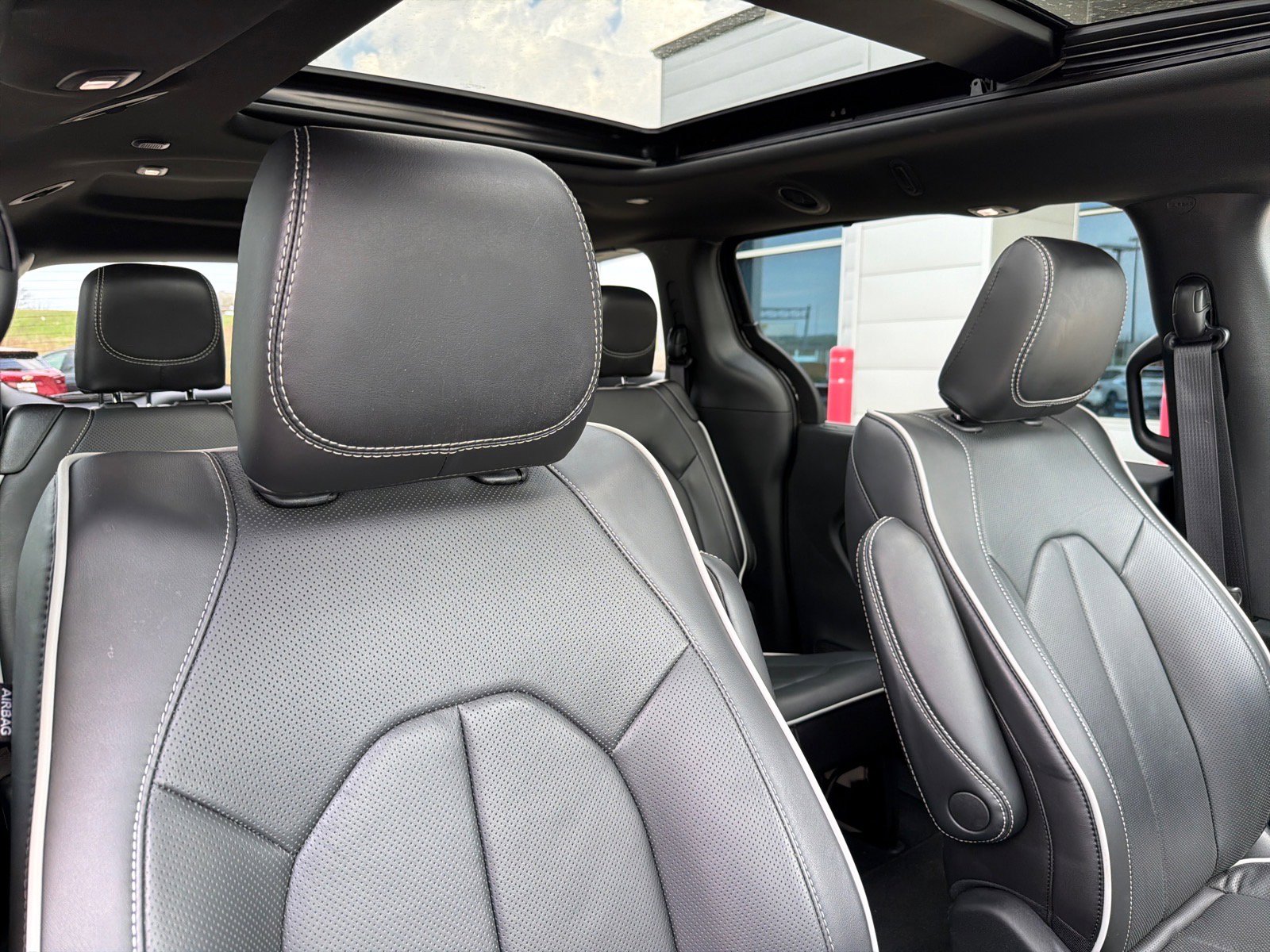 Used 2026 Chrysler Pacifica Limited image 33