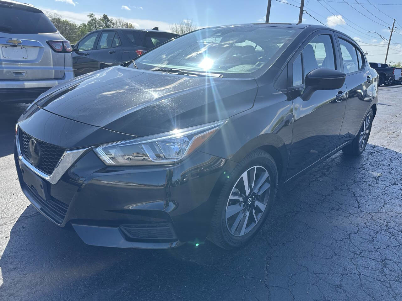 Used 2021 Nissan Versa SV image 3