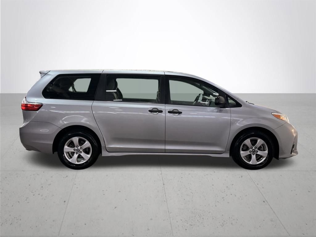 Used 2018 Toyota Sienna L image 9
