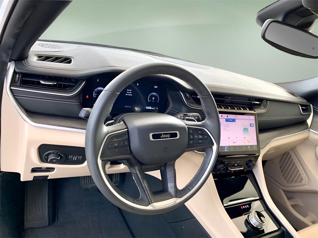 Used 2023 Jeep Grand Cherokee Limited image 16