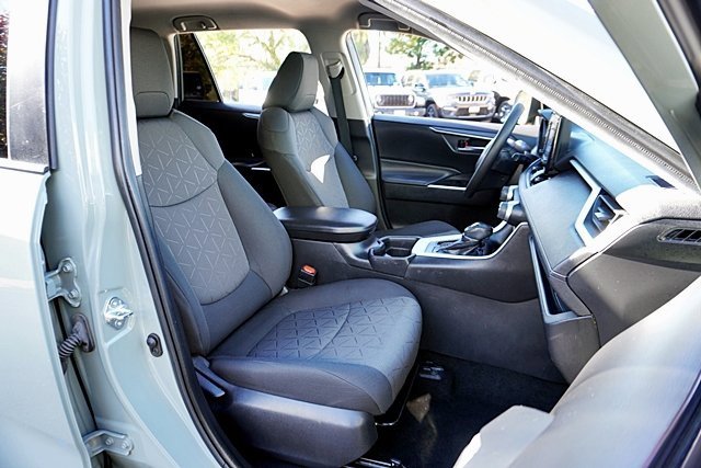 Used 2021 Toyota RAV4 XLE image 12