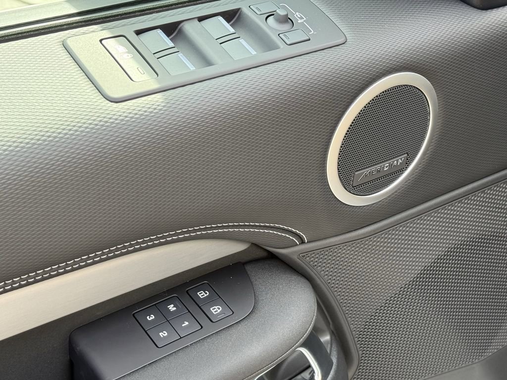 New 2026 Land Rover Discovery Dynamic SE image 17