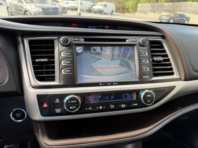 Used 2019 Toyota Highlander XLE image 16