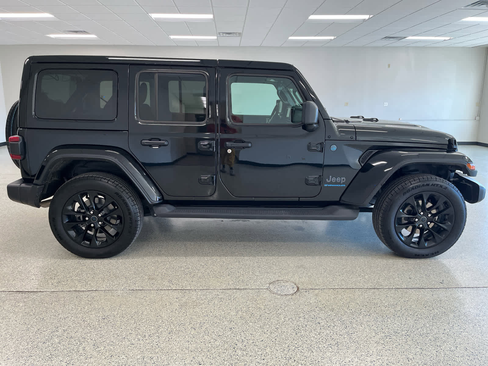 Used 2025 Jeep Wrangler Sahara image 4