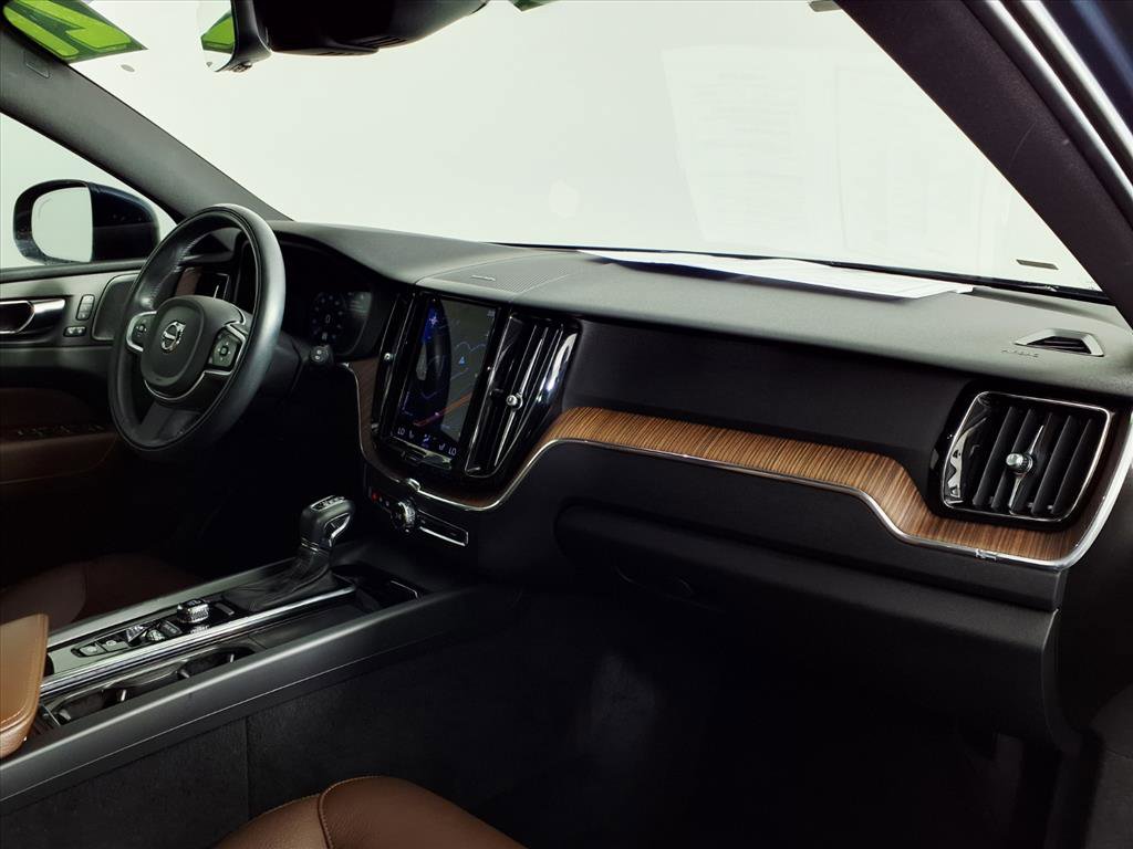Used 2021 Volvo XC60 T5 Momentum w/ Advanced Package image 9