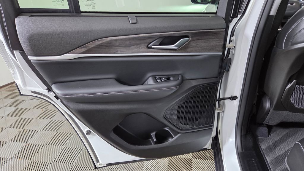 Used 2023 Jeep Grand Cherokee Limited w/ Luxury Tech Group II image 32