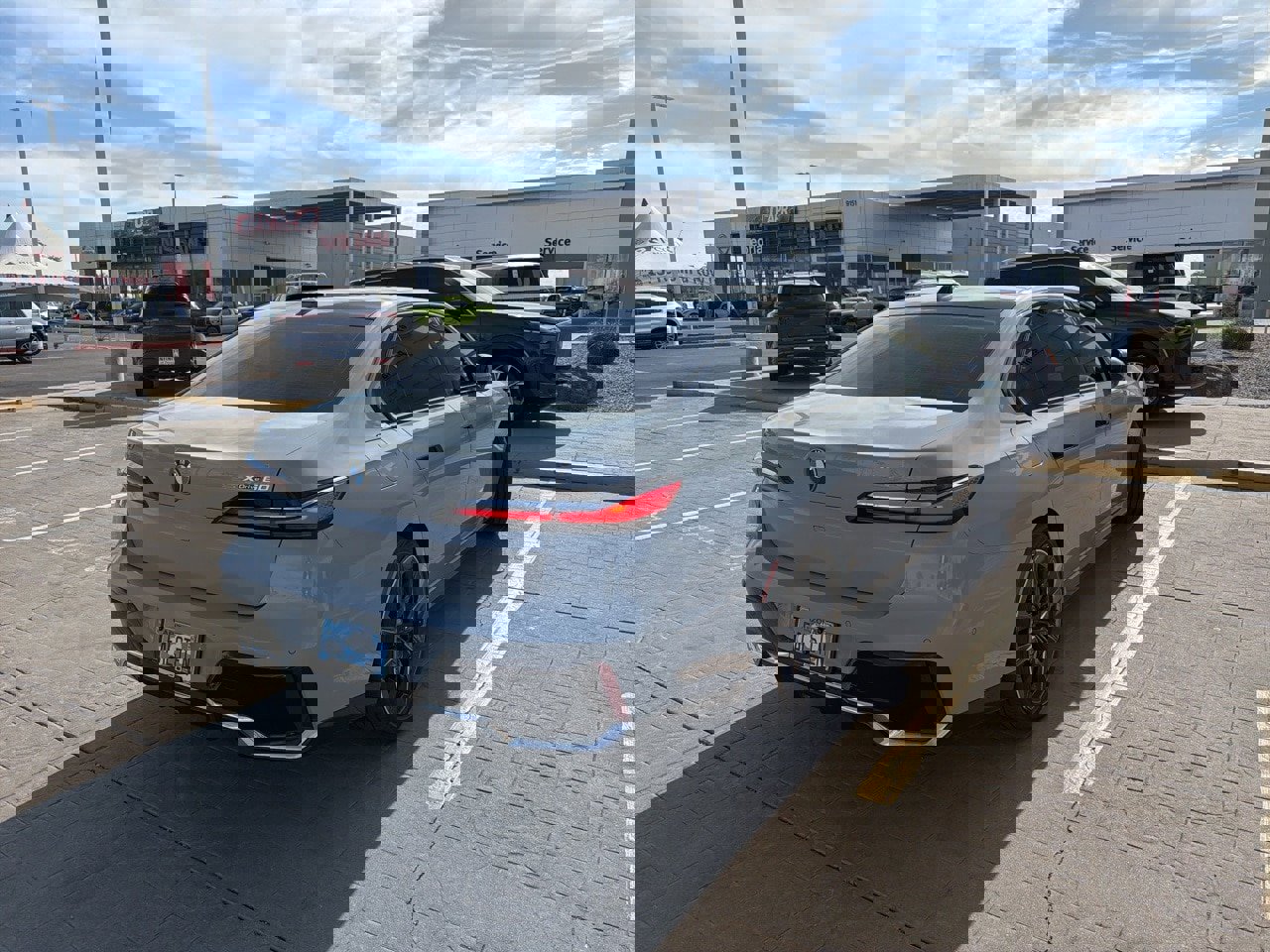 Used 2024 BMW i7 xDrive60 image 5