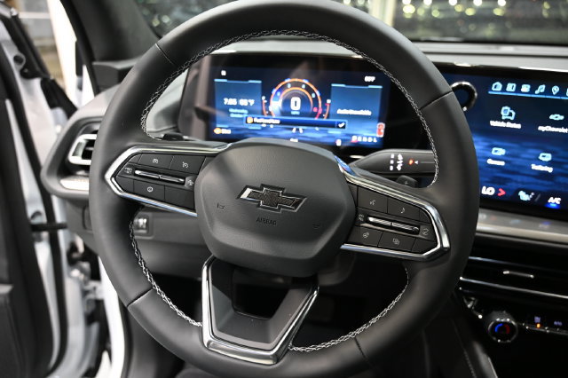 New 2027 Chevrolet Traverse LT w/ Midnight/Sport Edition FWD image 23