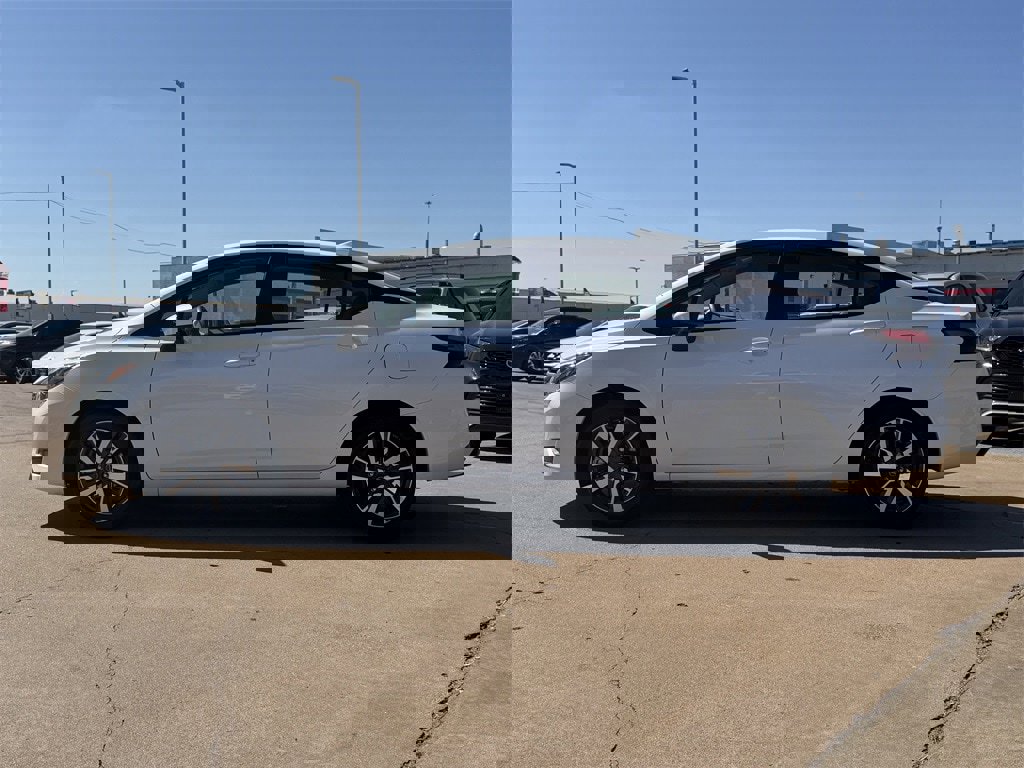 Used 2025 Nissan Versa SV image 6