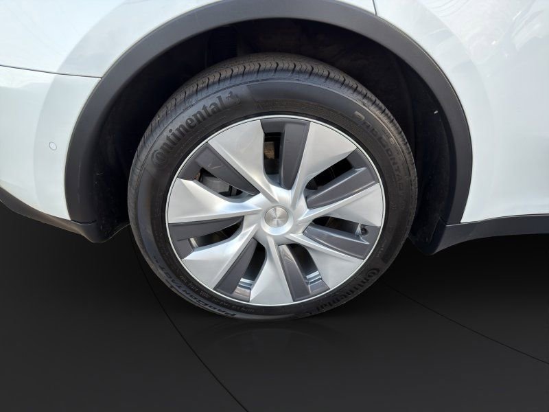 Used 2022 Tesla Model Y Long Range image 23