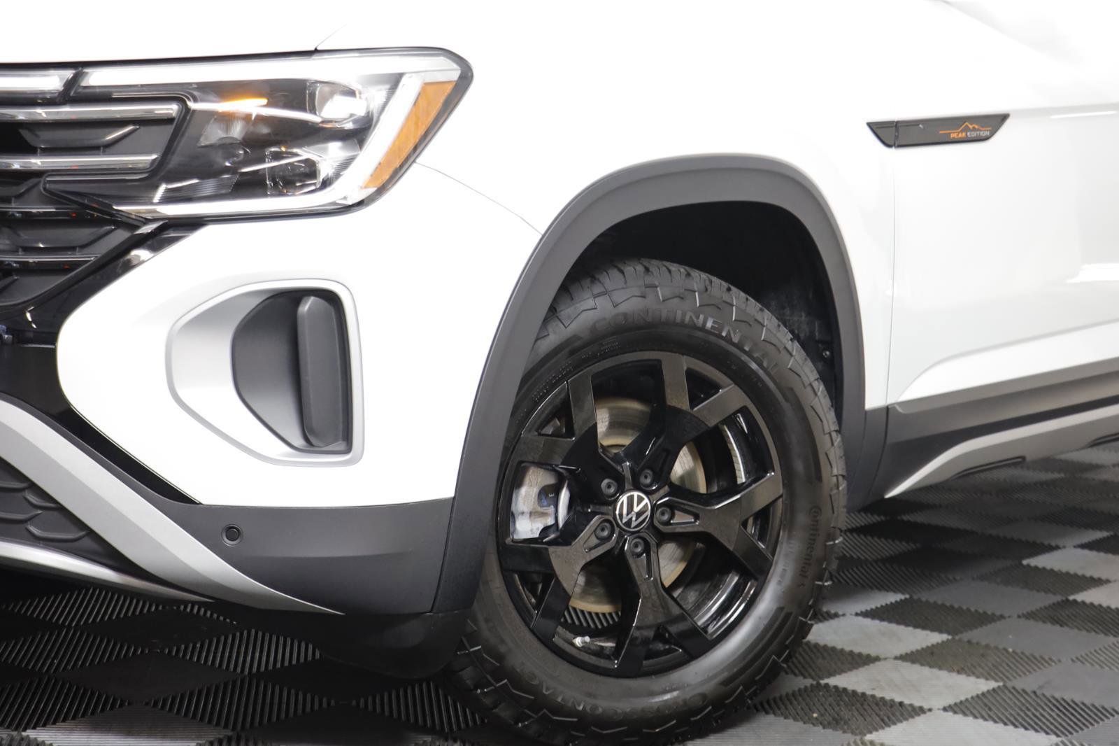 Used 2025 Volkswagen Atlas Peak Edition SE image 3