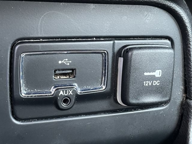 Used 2017 Jeep Renegade Latitude FWD image 21