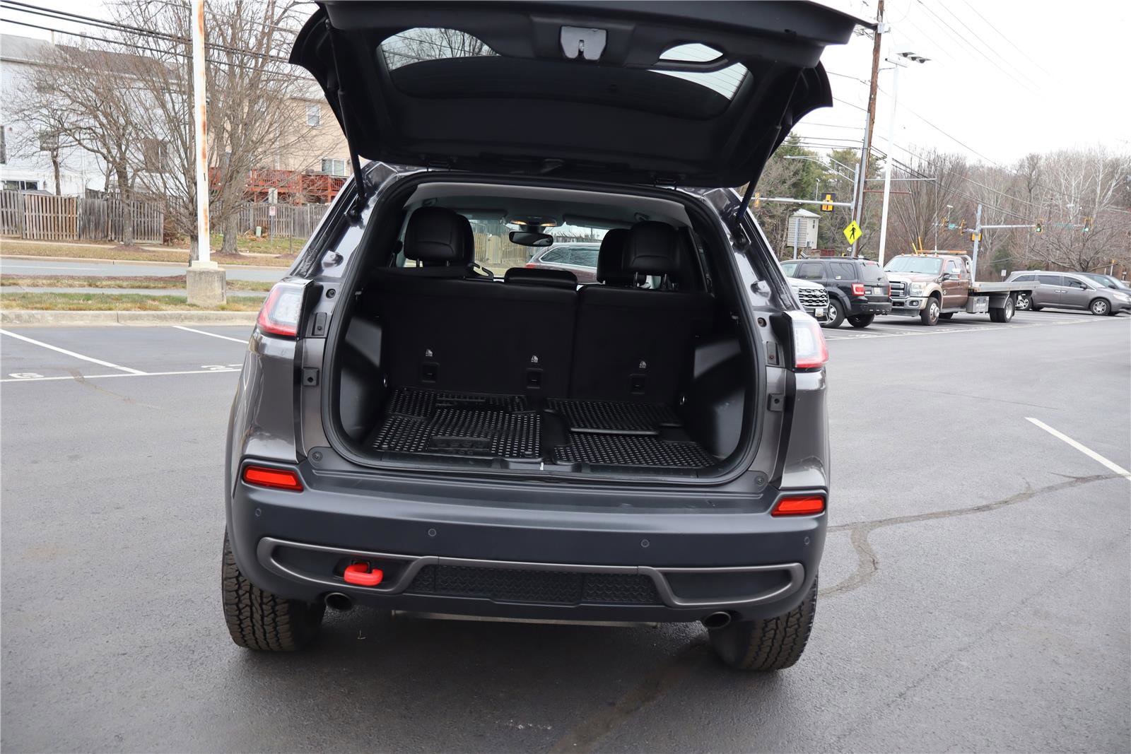 Used 2019 Jeep Cherokee Trailhawk image 4
