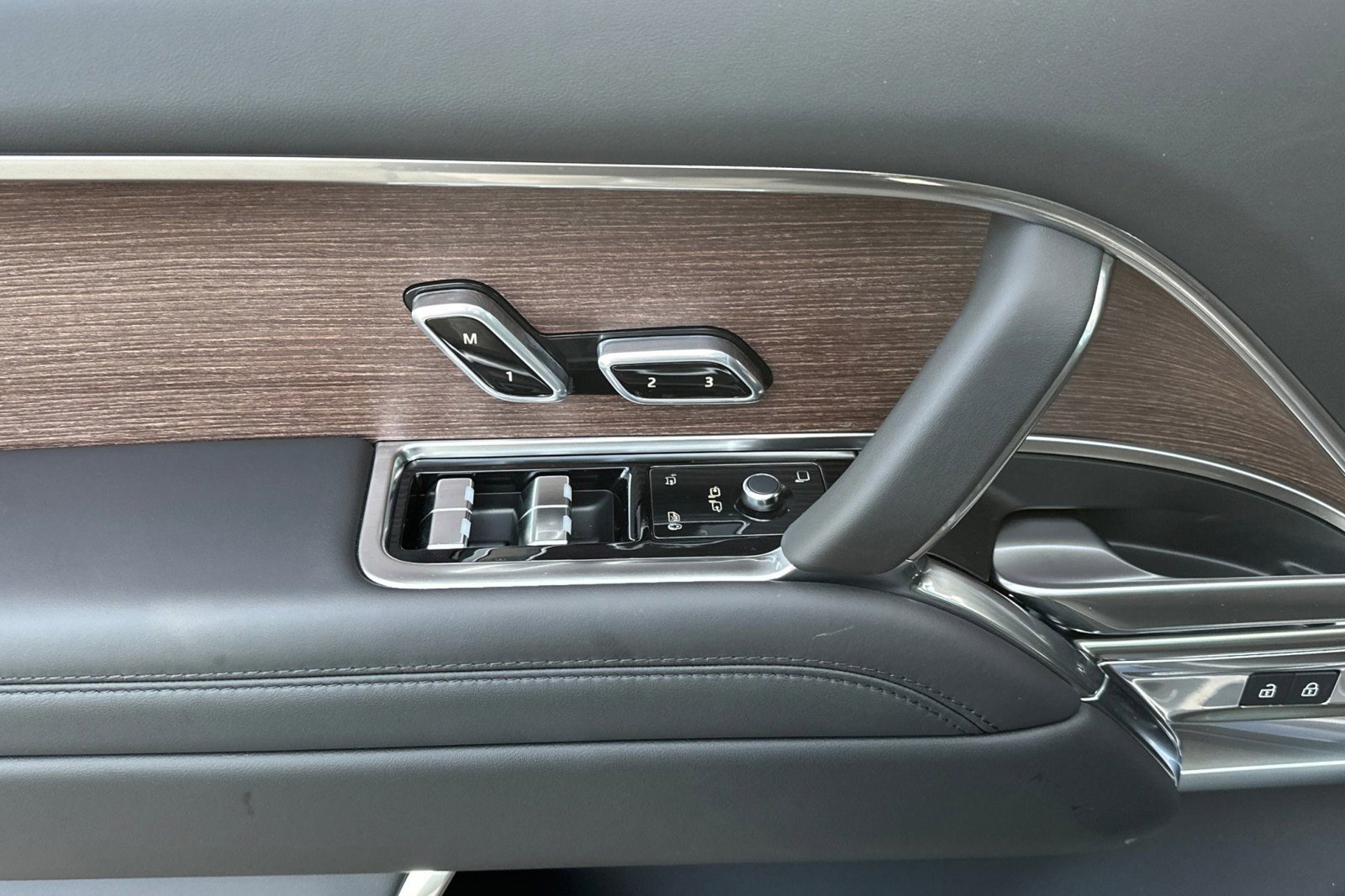 New 2025 Land Rover Range Rover SE image 14