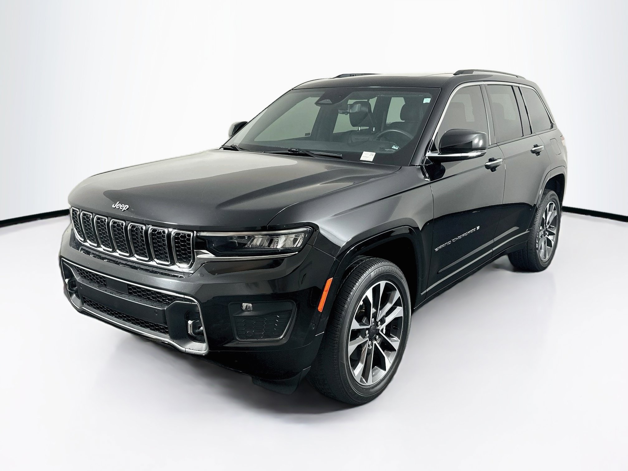 Used 2022 Jeep Grand Cherokee Overland w/ Luxury Tech Group IV RWD image 3