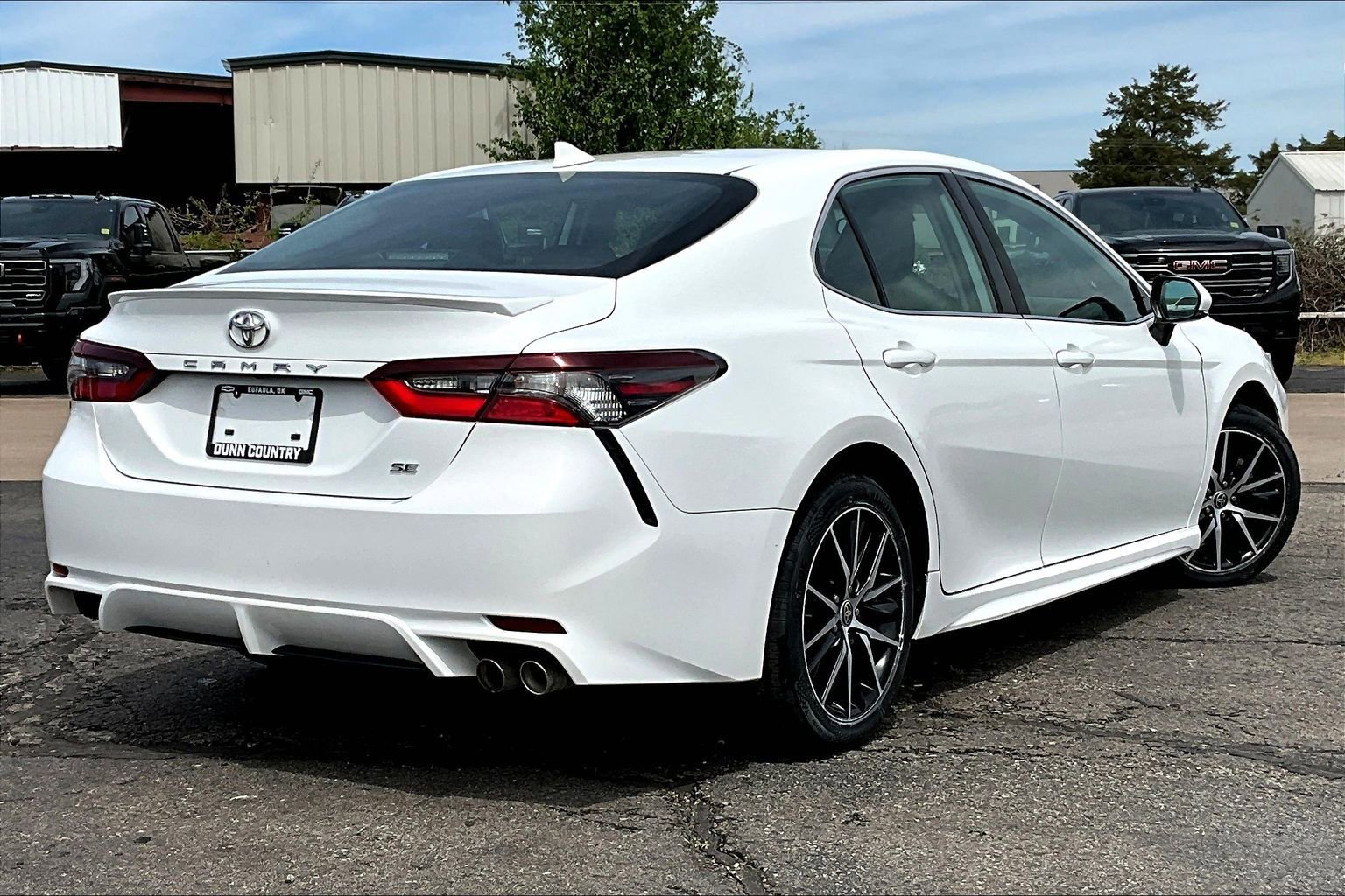 Used 2023 Toyota Camry SE image 2