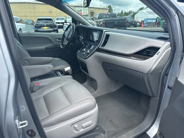 Used 2015 Toyota Sienna XLE w/ XLE Navigation Package FWD image 8