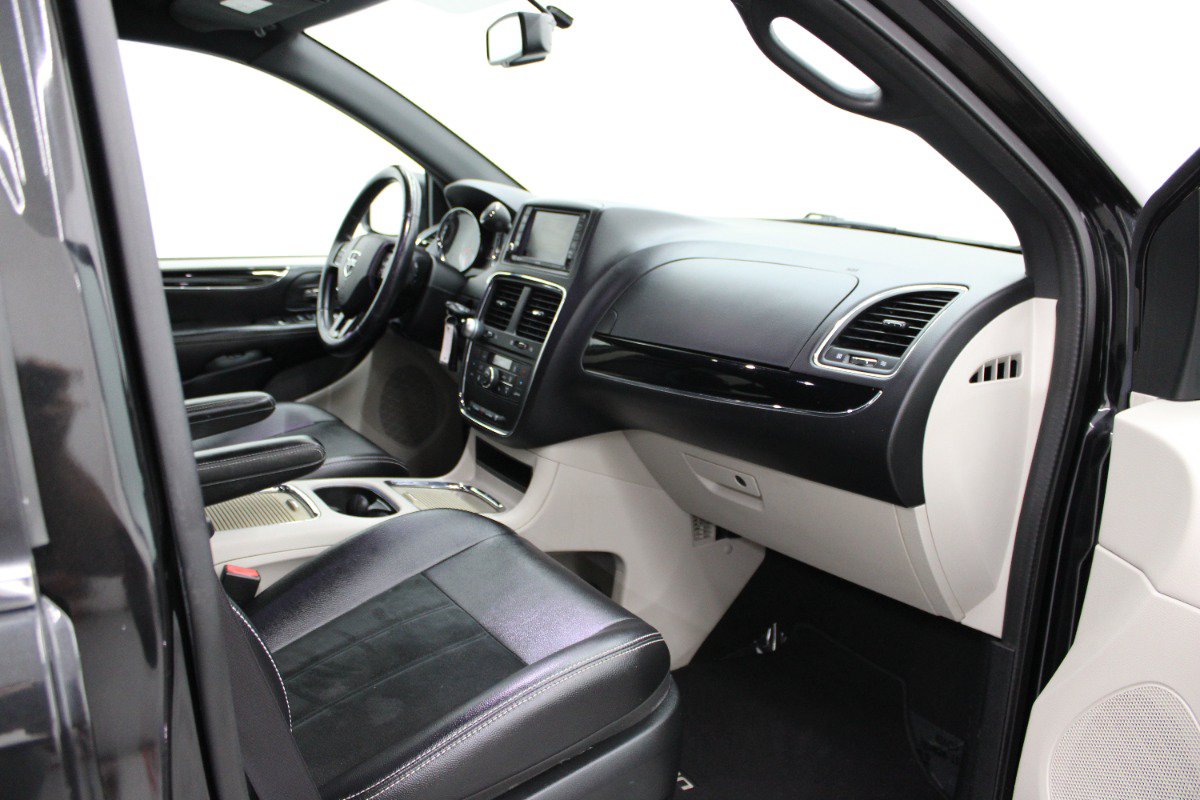 Used 2016 Dodge Grand Caravan SXT FWD image 11