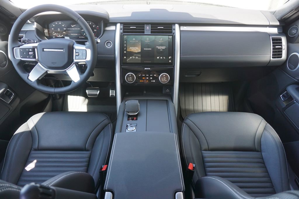 New 2025 Land Rover Discovery Dynamic SE image 9