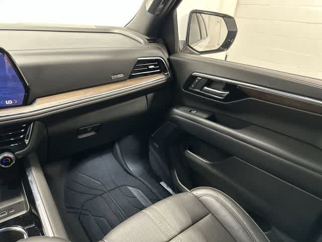 Used 2025 Chevrolet Suburban High Country AWD/4WD image 13