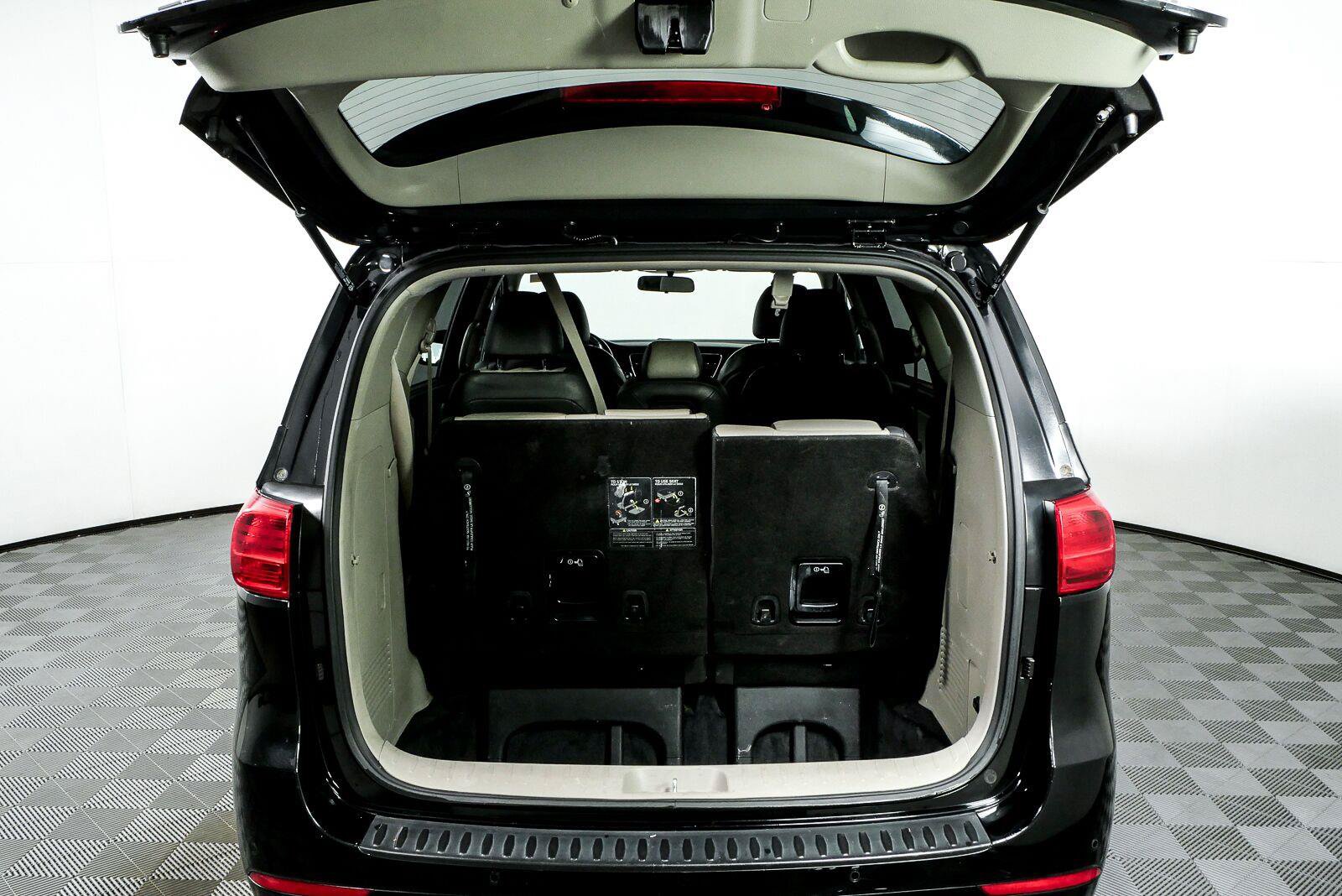 Used 2017 Kia Sedona LX w/ LX Essentials Premium Package FWD image 29