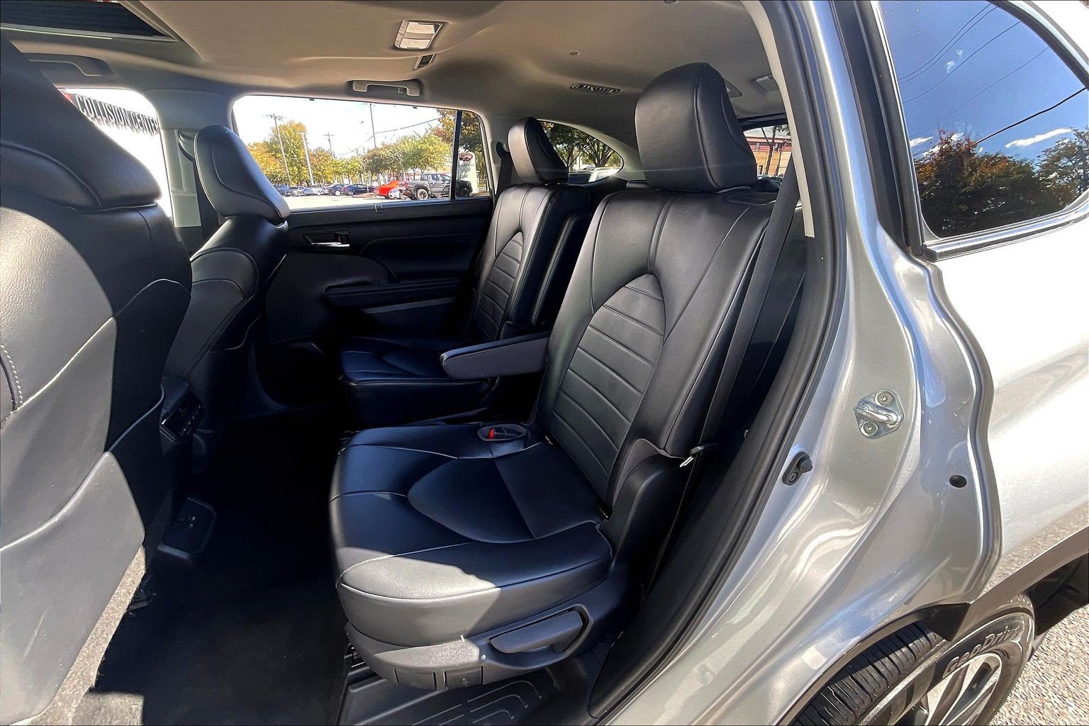 Used 2022 Toyota Highlander XLE FWD image 28