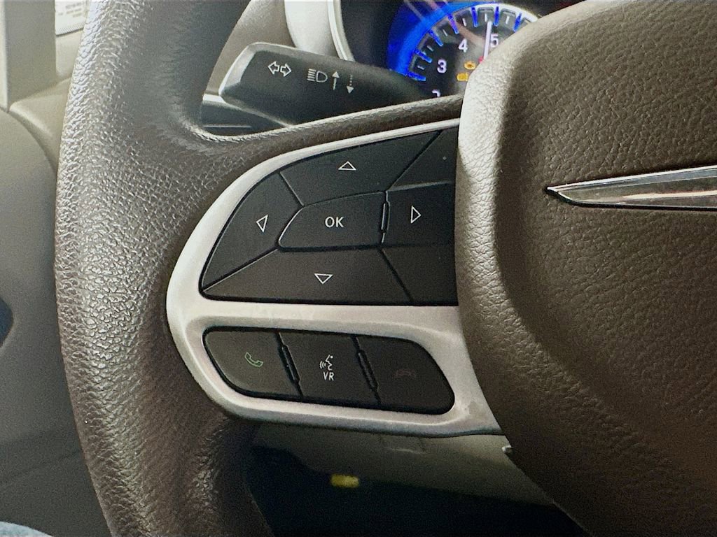 Used 2020 Chrysler Pacifica Touring image 25