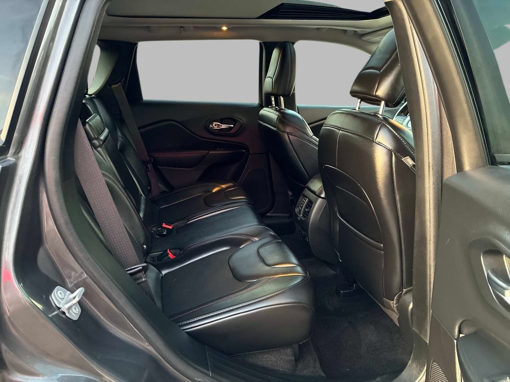 Used 2019 Jeep Cherokee Trailhawk w/ Comfort/Convenience Group AWD/4WD image 10