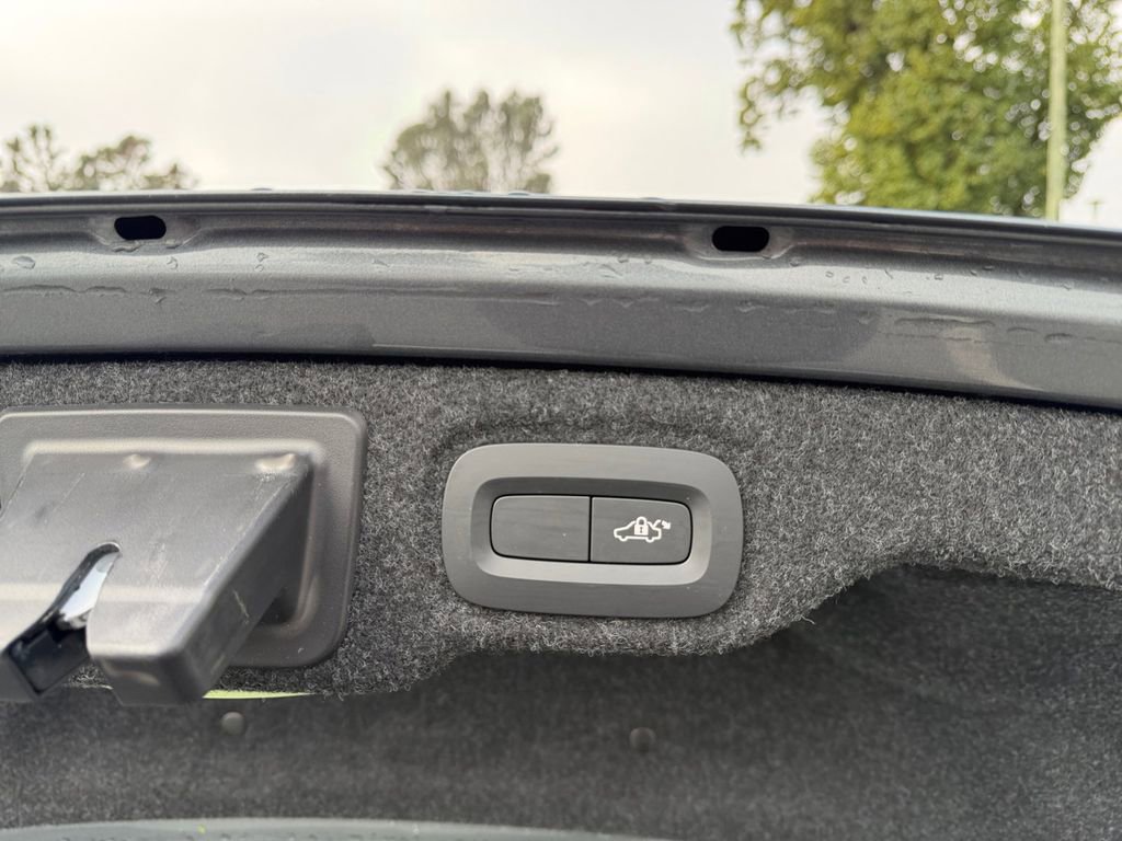 Used 2020 Volvo S60 T5 Momentum image 11