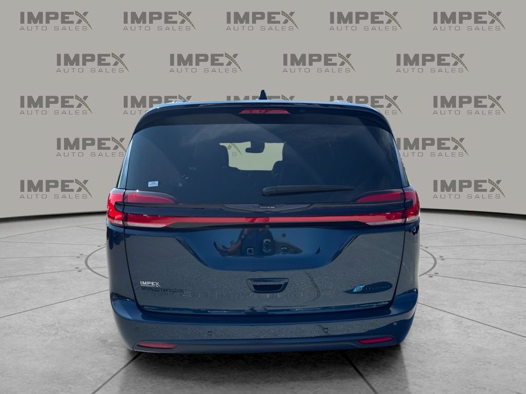 Used 2024 Chrysler Pacifica Premium FWD image 4