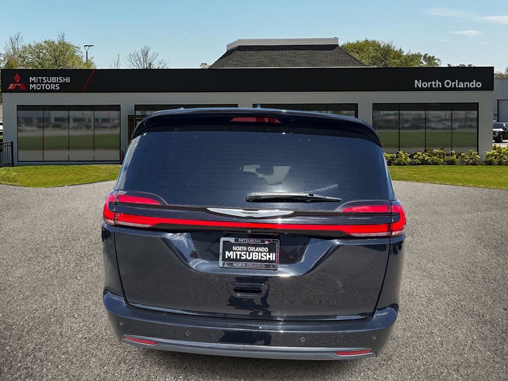 Used 2025 Chrysler Pacifica Limited image 4