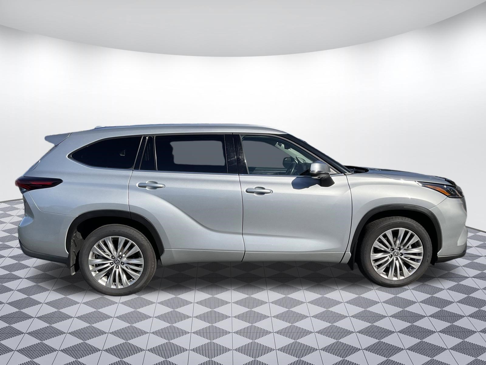 Used 2024 Toyota Highlander Platinum image 2