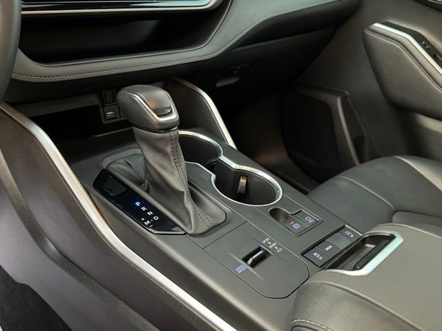 Used 2021 Toyota Highlander XLE FWD image 21